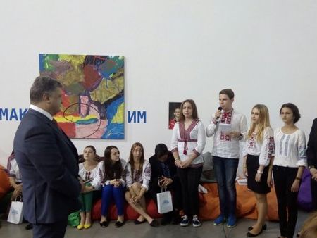 Порошенко подарил украинской школьнице президентские часы