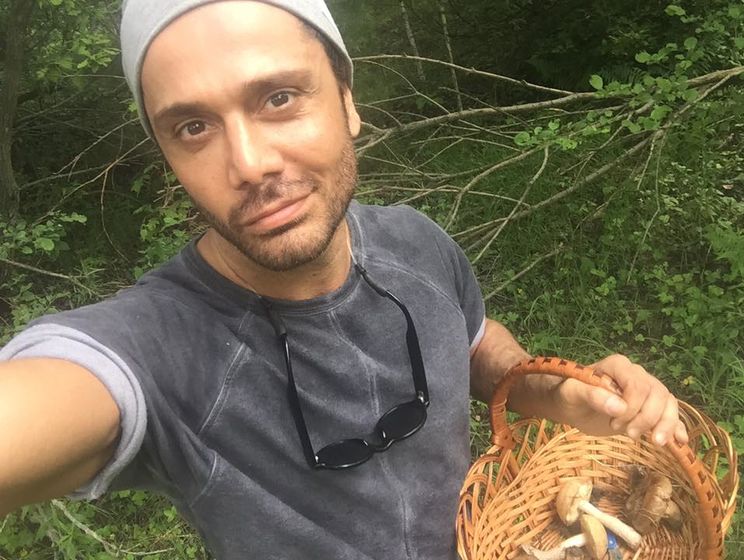 Муж Билык Ахмадов в лесу собирает грибы