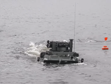 В Харьковской области на воде прошли испытания бронетранспортера 