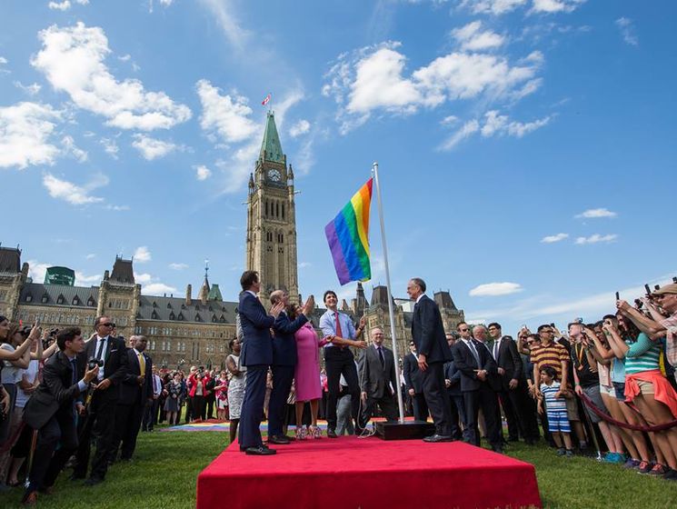 Премьер-министр Канады Трюдо поднял флаг ЛГБТ у здания парламента