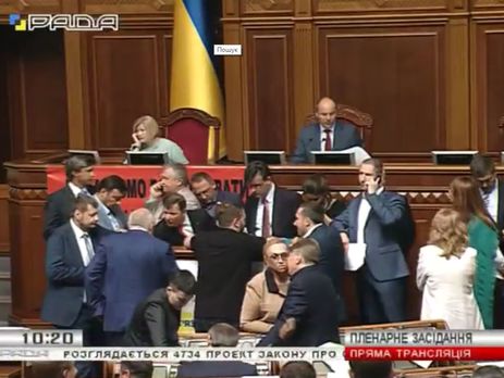 Радикальная партия блокирует трибуну Рады, 