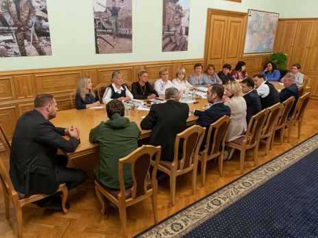 ﻿Зеленський обговорив із сім'ями військових законопроєкт, спрямований на підтримку родичів загиблих бійців