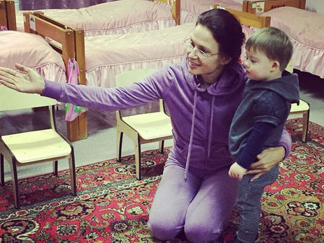 Бледанс укладывает сына в кровать с бортиками 