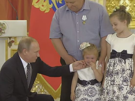 Путин не смог успокоить плачущего ребенка на награждении в День защиты детей. Видео