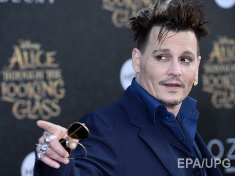 В1990-х Депп бил Мосс – СМИ