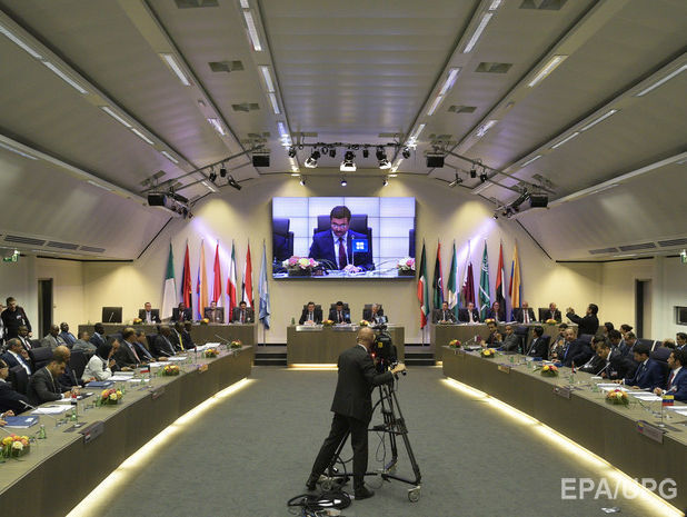 Страны ОПЕК не смогли договориться об ограничении добычи нефти