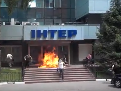 В Киеве неизвестные подожгли шины на входе в офис телеканала "Интер". Видео