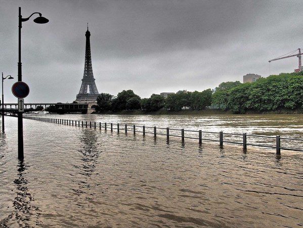 В Париже объявлен предпоследний уровень метеотревоги