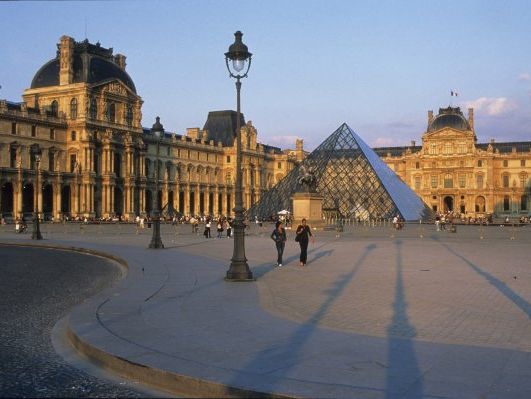 Парижский Лувр приостановил работу из-за наводнения