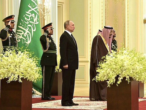 В Саудовской Аравии оркестр не смог нормально исполнить российский гимн перед Путиным. Видео