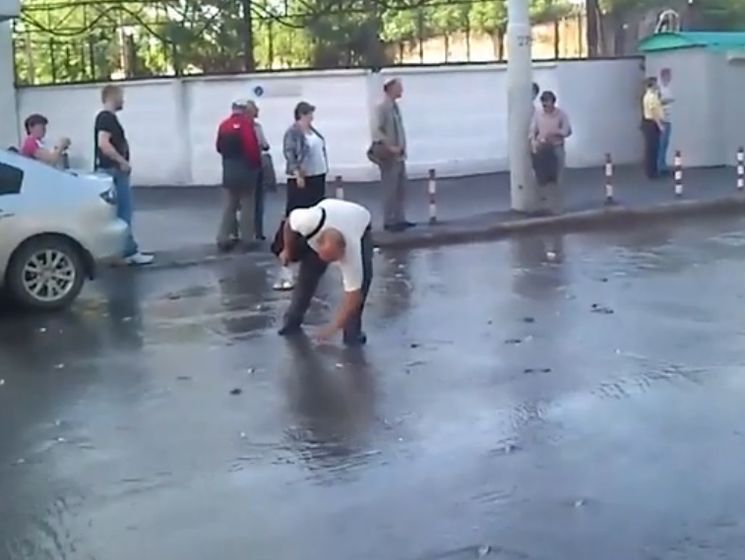 После дождя в Таганроге улицы наводнились рыбой. Видео