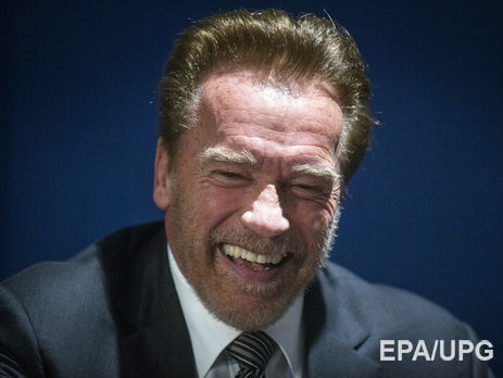 На автомобиль Шварценеггера напал слон. Видео