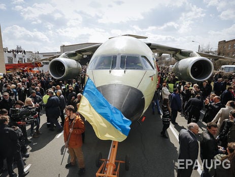 На авиавыставке в Берлине украинский военно-транспортный Ан-178 показал элементы высшего пилотажа при плохой погоде. Видео