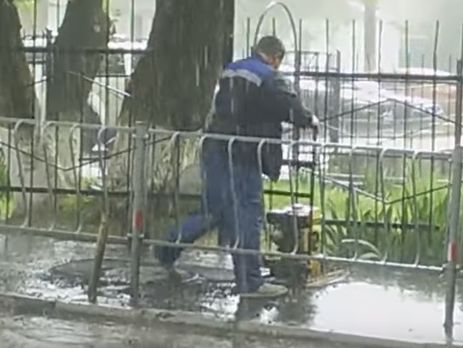 В аннексированном Крыму рабочие асфальтировали тротуар во время ливня. Видео
