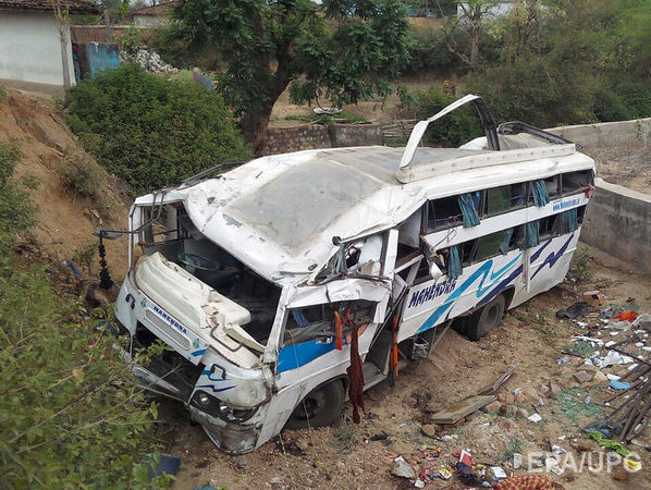 17 человек погибли в катастрофе автобуса в Индии