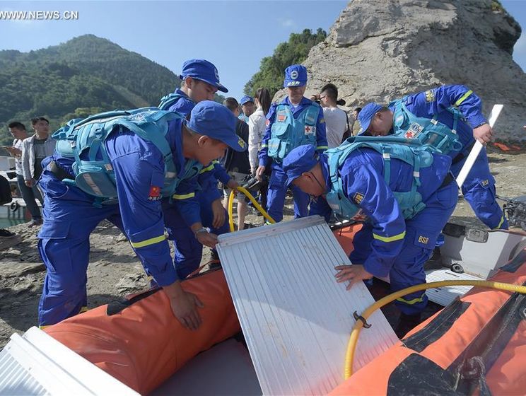 В Китае на озере Байлун перевернулся туристический катер, 14 человек пропали без вести 