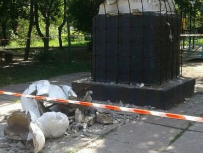 Боевики "ДНР" заявили, что бюст Ленина в оккупированной Макеевке упал из-за дождей