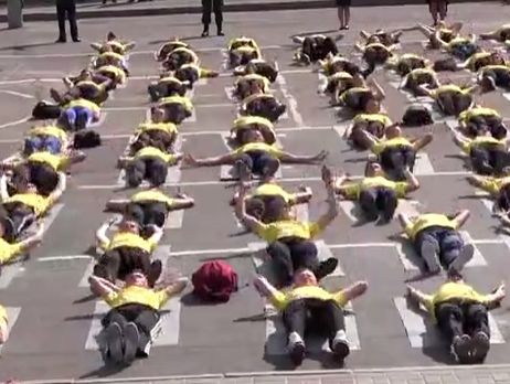 Жители Черкасс установили рекорд по массовому качанию пресса. Видео