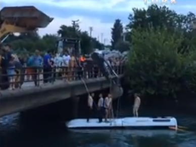 В Турции школьный автобус упал в канал, погибло 14 человек