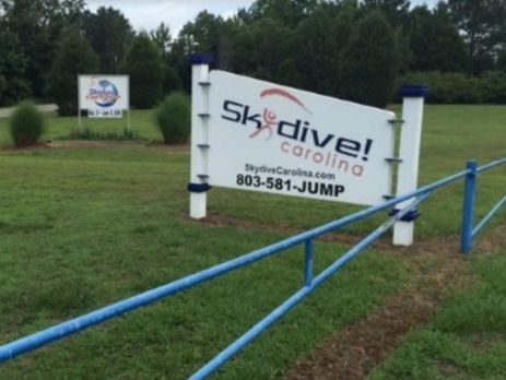 В США в небе столкнулись два парашютиста, один из них погиб