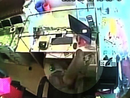 Обезьяна ограбила ювелирный магазин в Южной Индии. Видео