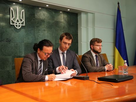 Министр инфраструктуры подписал контракт с новым главой 