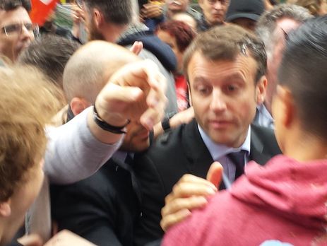 Во Франции министра экономики забросали яйцами