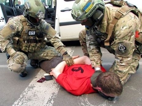 СБУ опубликовала фото и видео задержания француза, готовившего теракты на Евро 2016