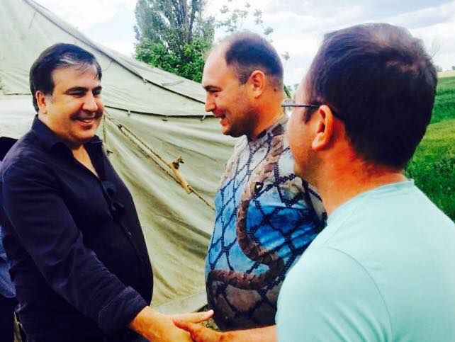 Саакашвили начал работу в палатке на трассе Одесса – Рени: Решения по дороге пока активно саботируют