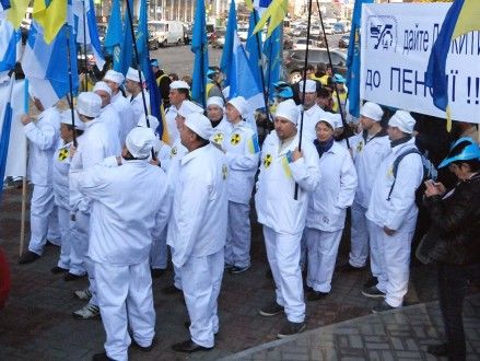 Под Кабмином протестуют сотрудники Чернобыльской АЭС