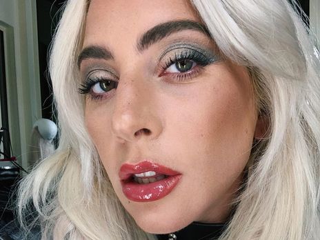 Леди Гага со своим фаном упала со сцены. Видео