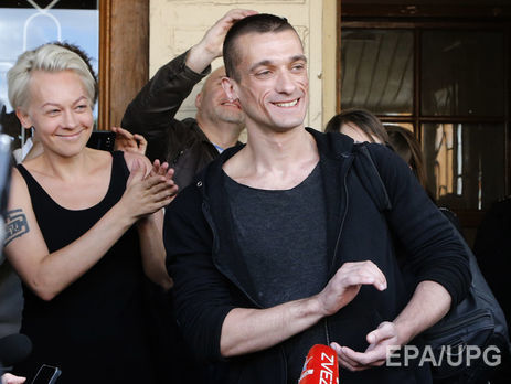 Акционист Павленский вышел на свободу. Фоторепортаж