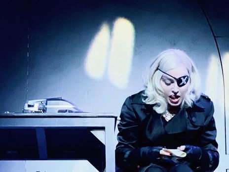 Мадонна на сцене показала растяжку