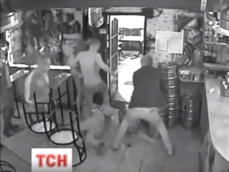 ТСН: В киевском кафе неизвестные избили АТОшника на глазах у правоохранителей. Видео