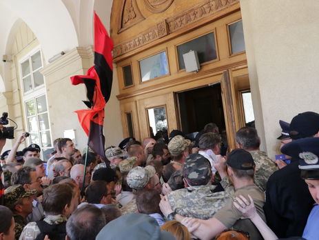 Во Львове активисты сорвали сессию горсовета: в ход пошел слезоточивый газ