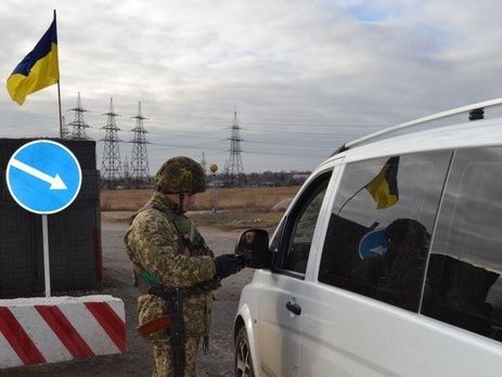 Пункт пропуска "Станица Луганская" из-за обстрелов закрывали на два часа