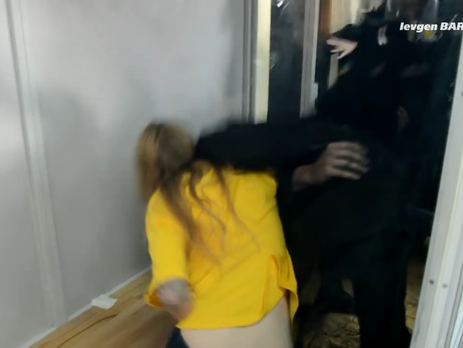 Силовик за волосы вытащил из камеры Соломенского суда подозреваемую в убийстве двух милиционеров Заверуху. Видео