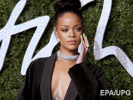 Рианна поделилась снимком в полуобнаженном виде