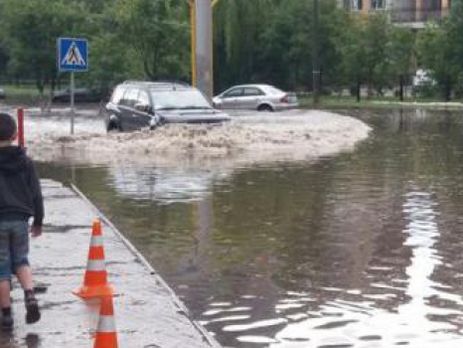 В Луцке в один день прошли ливень, град и снег