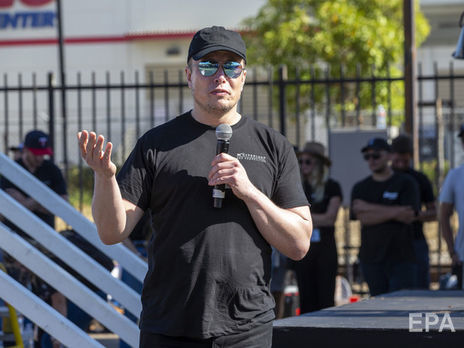 ﻿Маск за допомогою відеозв'язку взяв участь у російському форумі, куди його запрошували за допомогою білборда 