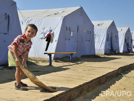 Соцопрос: Большинство украинцев считает переселенцев заложниками ситуации, которым нужна поддержка