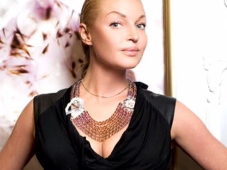 Волочкова села на шпагат на крыше лимузина