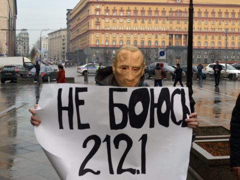 В Москве снова задержали активиста в маске Путина. Видео