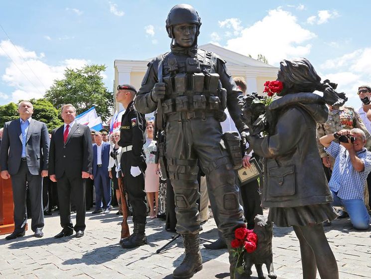 В оккупированном Симферополе открыли памятник "вежливым людям"