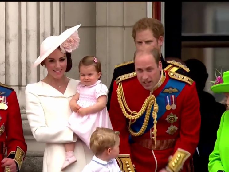 Английская королевская семья вышла на балкон Букингемского дворца вместе с 90-летней именинницей &ndash; Елизаветой II. Видео