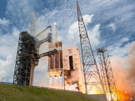 В США запустили ракету с разведывательным спутником 