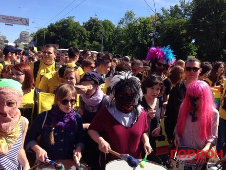 Марш равенства. Полторы тысячи человек под присмотром полиции прошлись по улицам Киева. Видео