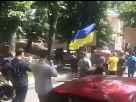 В Харькове на День России похоронили чучело Путина. Видео