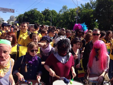 Марш равенства в Киеве собрал приверженцев и противников ЛГБТ-сообщества, политиков, дипломатов и много полиции. Фоторепортаж