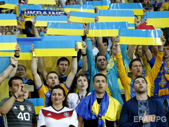 Украинский сектор на стадионе во Франции во время исполнения гимна Украины. Видео